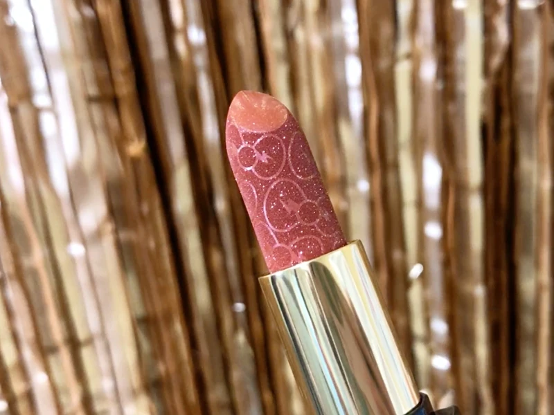 shu uemura植村秀 X Hello Kitty聯名系列無色限搖滾星鑽唇膏,唇膏本身有著超可愛蝴蝶結壓紋。 shu uemura植村秀 X Hello Kitty聯名系列無色限搖滾星鑽唇膏,唇膏本身有著超可愛蝴蝶結壓紋。