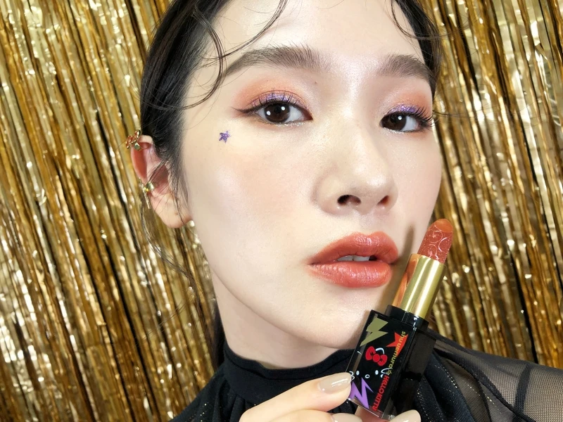 shu uemura植村秀 X Hello Kitty聯名系列無色限搖滾星鑽唇膏#Dazzling Nude西柚香檳試色。 shu uemura植村秀 X Hello Kitty聯名系列無色限搖滾星鑽唇膏#Dazzling Nude西柚香檳試色。