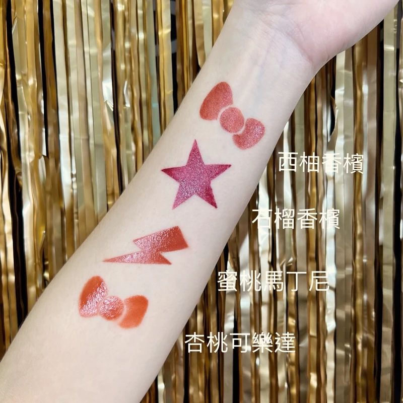 shu uemura植村秀 X Hello Kitty聯名系列無色限搖滾星鑽唇膏、無色限奶油緞光唇釉手部試色 shu uemura植村秀 X Hello Kitty聯名系列無色限搖滾星鑽唇膏、無色限奶油緞光唇釉手部試色