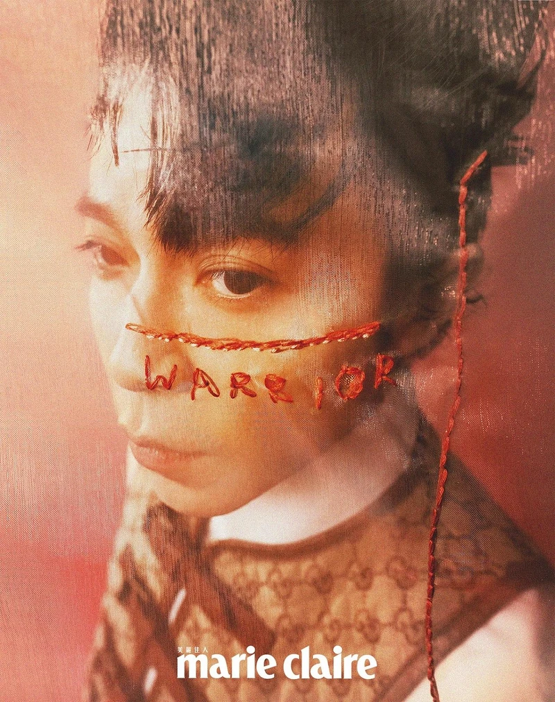 GG 緹花帆布背心、白色棉質襯衫，all by Gucci。