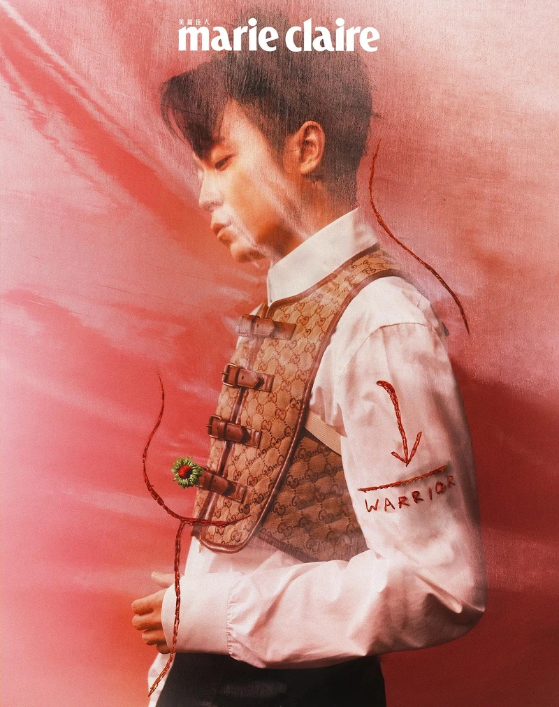 GG 緹花帆布背心、白色棉質襯衫、黑色七分褲，all by Gucci。