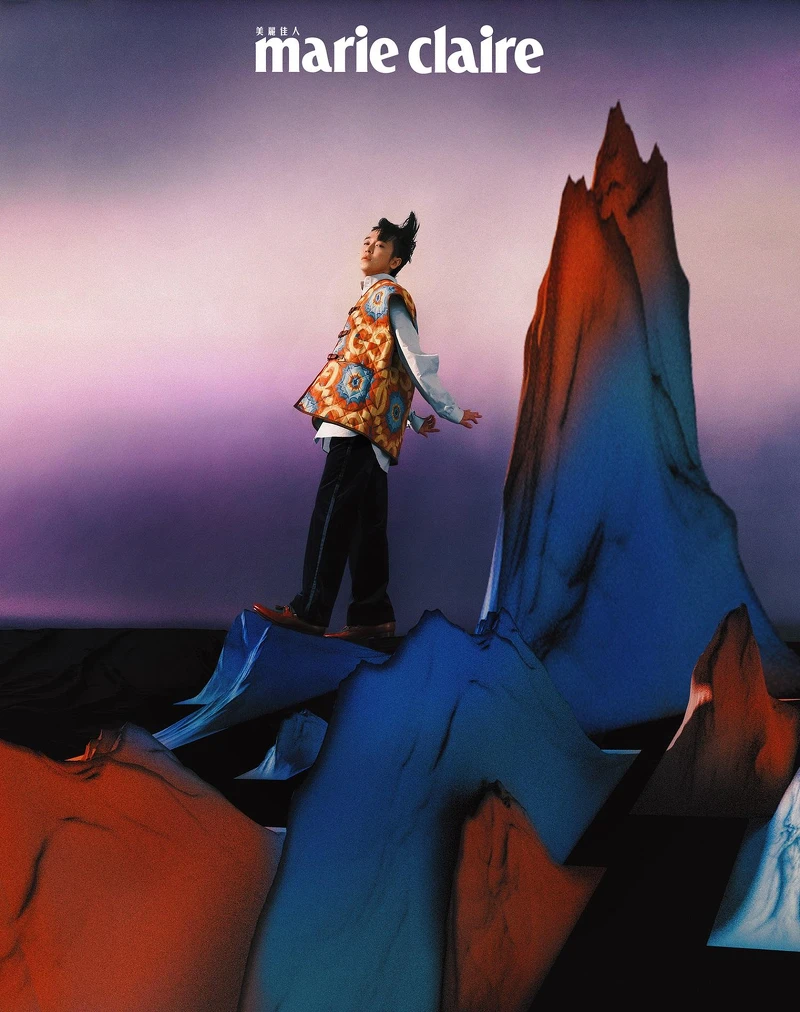 藍色牛津襯衫、印花圖騰背心外套、藍色天鵝絨西裝褲、綠麂皮鞋面流蘇莫卡辛鞋，all by Gucci。