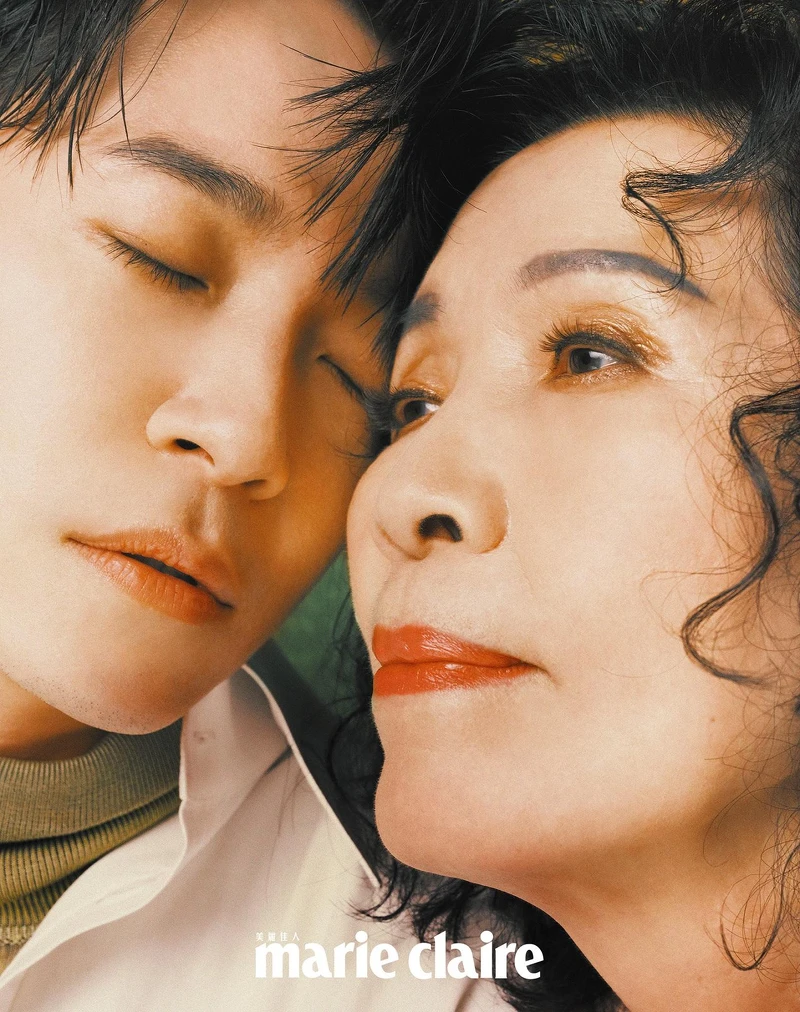 吳青峰／黃色科技布料高領衫，Dior Men；白色棉質襯衫，Gucci。吳媽媽／粉紅色褶飾塔綢洋裝，Shiatzy Chen。