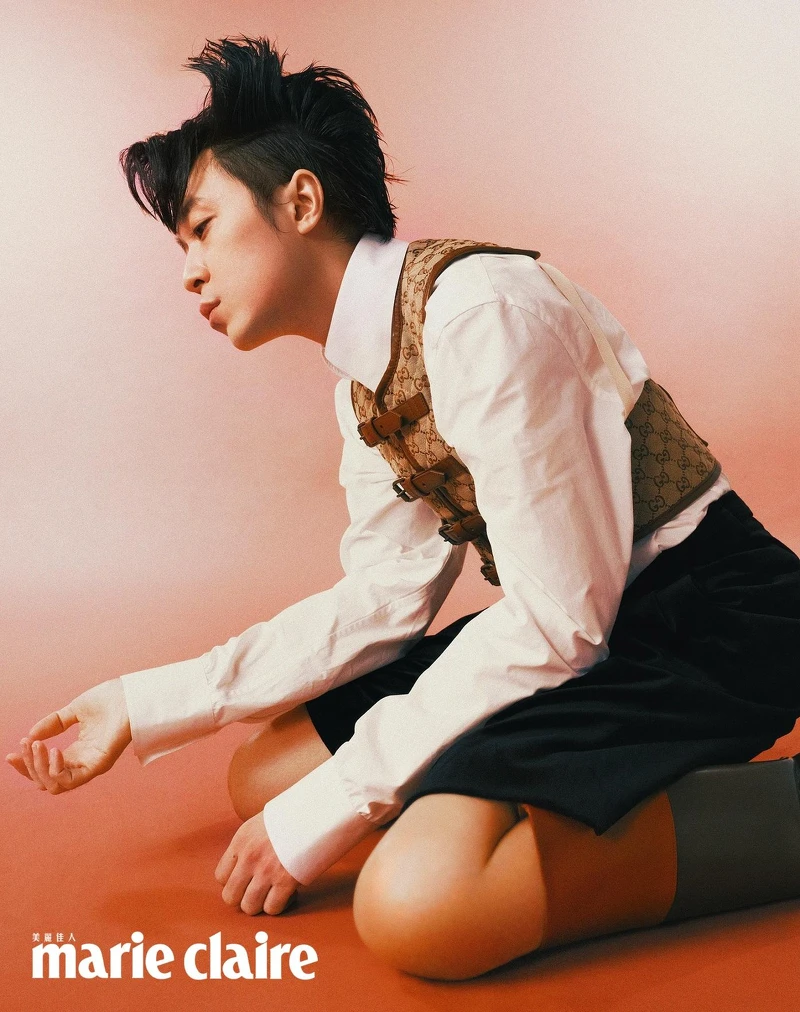 GG 緹花帆布背心、白色棉質襯衫、黑色七分褲，拼接撞色皮革馬靴，all by Gucci。