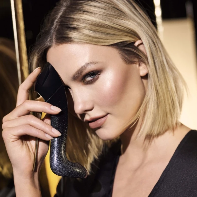 系列第三款香氛「Good Girl Supreme魅惑女性淡香精」靈感來自現代女性的二元性,將乖巧與叛逆兩種看似對立的元素巧妙融合,大膽推出美麗且帥氣、俏皮而性感的Good Girl Supreme魅惑女性淡香精。漆黑高跟鞋瓶身上有著星光般的碎鑽亮片,閃閃發光。 系列第三款香氛「Good Girl Supreme魅惑女性淡香精」靈感來自現代女性的二元性,將乖巧與叛逆兩種看似對立的元素巧妙融合,大膽推出美麗且帥氣、俏皮而性感的Good Girl Supreme魅惑女性淡香精。漆黑高跟鞋瓶身上有著星光般的碎鑽亮片,閃閃發光。