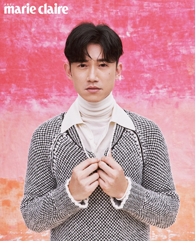 白色高領衫、白色 Polo 針織衫，both by Tod’s；黑白細紋羊毛上衣、黑色皮革長褲、黑色樂福鞋，all by Bally。