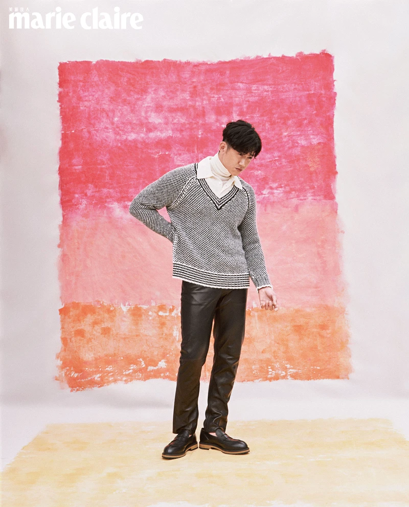 白色高領衫、白色 Polo 針織衫，both by Tod’s；黑白細紋羊毛上衣、黑色皮革長褲、黑色樂福鞋，all by Bally。