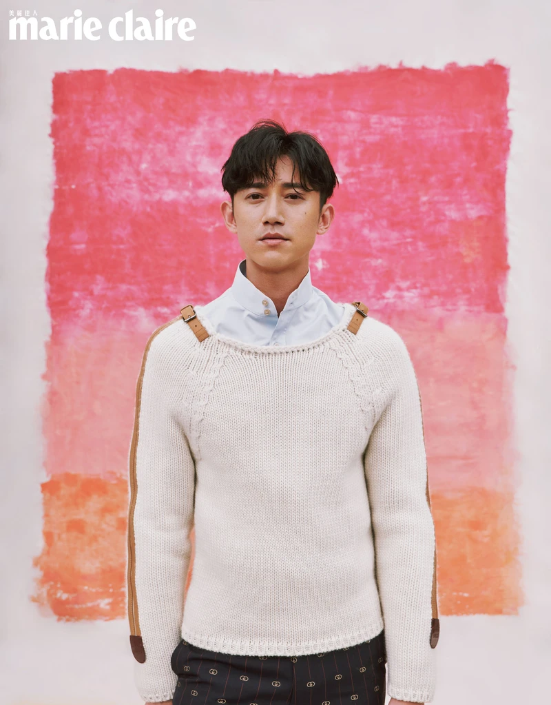 天藍色牛津襯衫、象牙白圓領毛衣，both by Gucci。