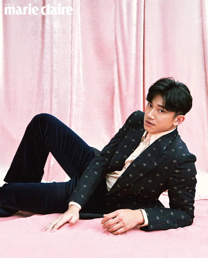 雙 G Logo 圖紋西裝外套、裸膚色牛津襯衫、深藍色天鵝絨西裝褲、Gucci Centennial 圖騰馬銜鍊皮鞋，all by Gucci。