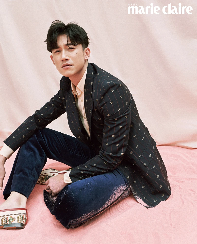 雙 G Logo 圖紋西裝外套、裸膚色牛津襯衫、深藍色天鵝絨西裝褲、Gucci Centennial 圖騰馬銜鍊皮鞋，all by Gucci。 天藍色牛津襯衫、象牙白圓領毛衣，both by Gucci。 白色高領衫、白色 Polo 針織衫，both by Tod’s；黑白細紋羊毛上衣、黑色皮革長褲、黑色樂福鞋，all by Bally。雙 G Logo 圖紋西裝外套、裸膚色牛津襯衫、深藍色天鵝絨西裝褲、Gucci Centennial 圖騰馬銜鍊皮鞋，all by Gucci。