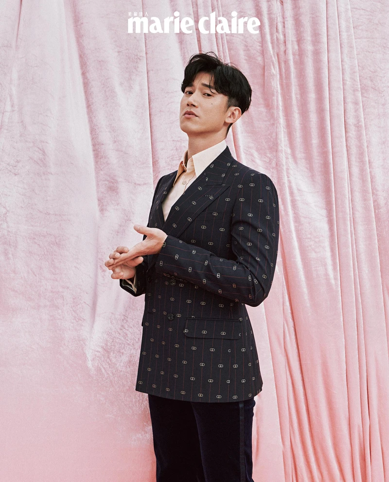 雙 G Logo 圖紋西裝外套、裸膚色牛津襯衫、深藍色天鵝絨西裝褲、Gucci Centennial 圖騰馬銜鍊皮鞋，all by Gucci。 天藍色牛津襯衫、象牙白圓領毛衣，both by Gucci。 白色高領衫、白色 Polo 針織衫，both by Tod’s；黑白細紋羊毛上衣、黑色皮革長褲、黑色樂福鞋，all by Bally。雙 G Logo 圖紋西裝外套、裸膚色牛津襯衫、深藍色天鵝絨西裝褲、Gucci Centennial 圖騰馬銜鍊皮鞋，all by Gucci。