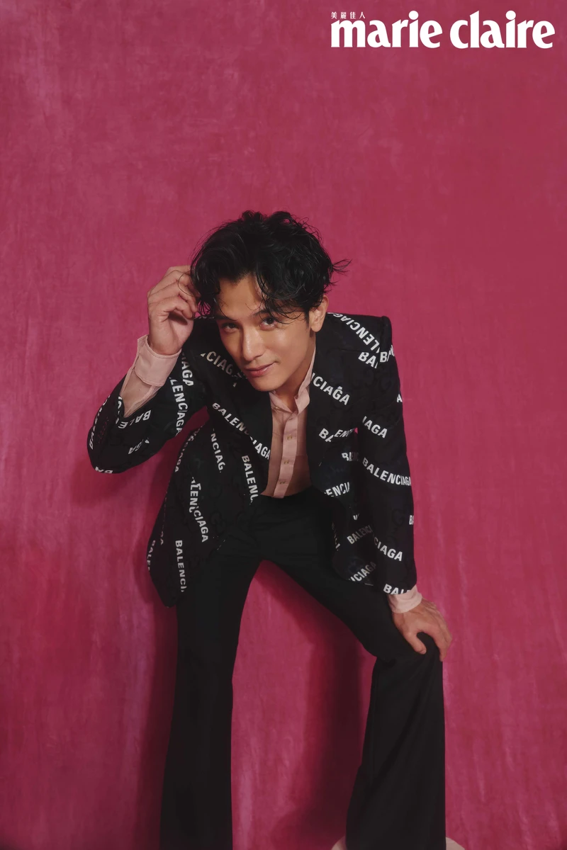 Gucci x Balenciaga 印花夾克、淡粉色網紗襯衫、黑色西裝褲，all by Gucci。