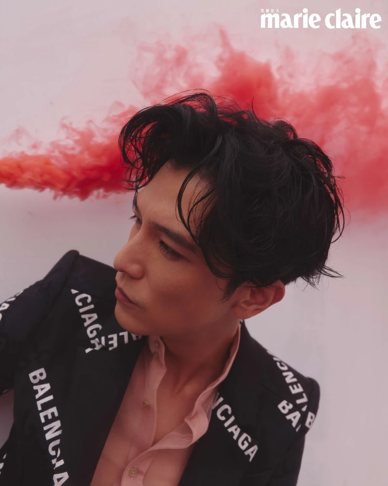 Gucci x Balenciaga 印花夾克、淡粉色網紗襯衫，all by Gucci。