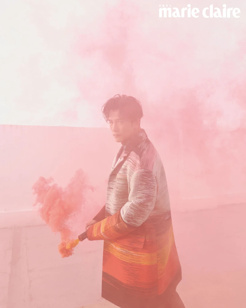 紅褐色高領衫、漸層色彩粗呢大衣，both by Berluti；幾何圖紋高領連身衣，Prada；黑色西裝褲，Gucci。