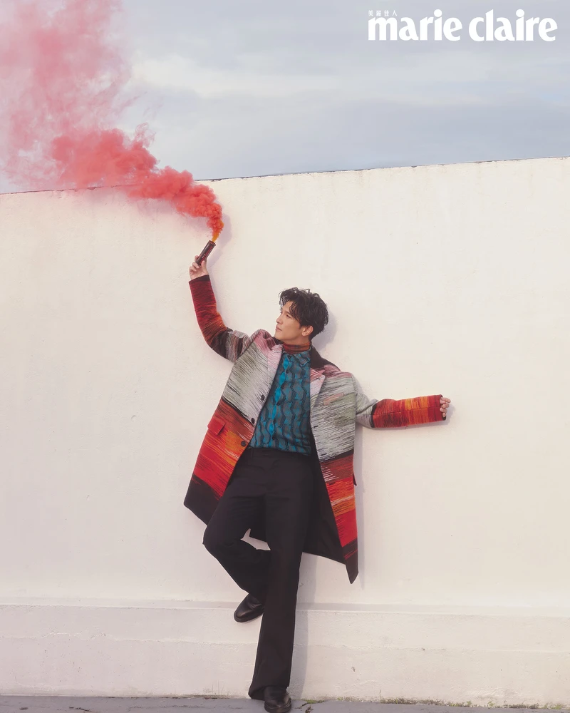 紅褐色高領衫、漸層色彩粗呢大衣，both by Berluti；幾何圖紋高領連身衣，Prada；黑色西裝褲，Gucci；皮革短靴，Bally。