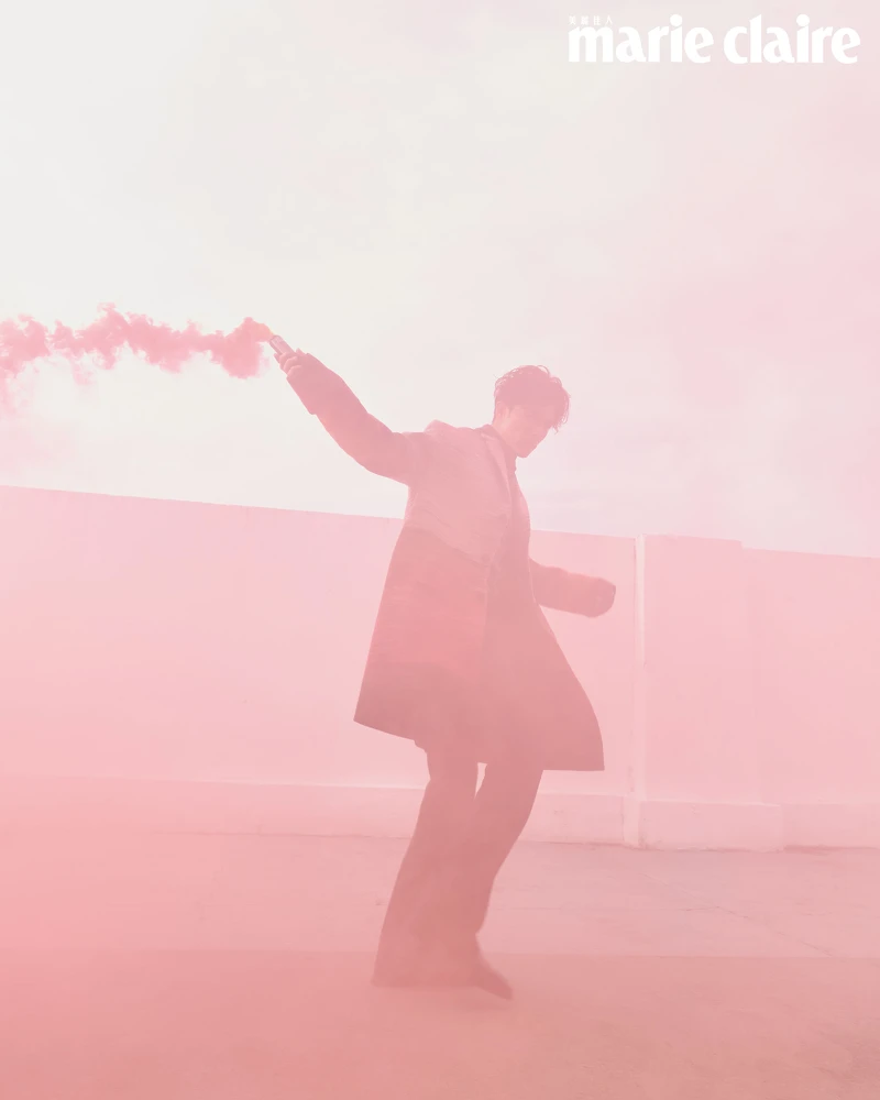 紅褐色高領衫、漸層色彩粗呢大衣，both by Berluti；幾何圖紋高領連身衣，Prada；黑色西裝褲，Gucci；皮革短靴，Bally。