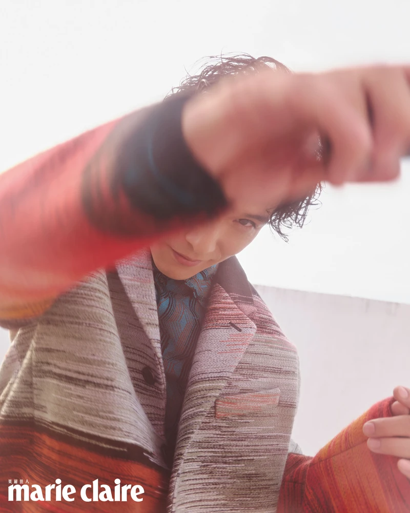 紅褐色高領衫、漸層色彩粗呢大衣，both by Berluti；幾何圖紋高領連身衣，Prada。