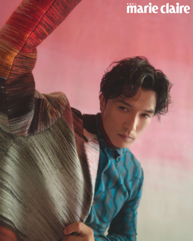 紅褐色高領衫、漸層色彩粗呢大衣，both by Berluti；幾何圖紋高領連身衣，Prada。