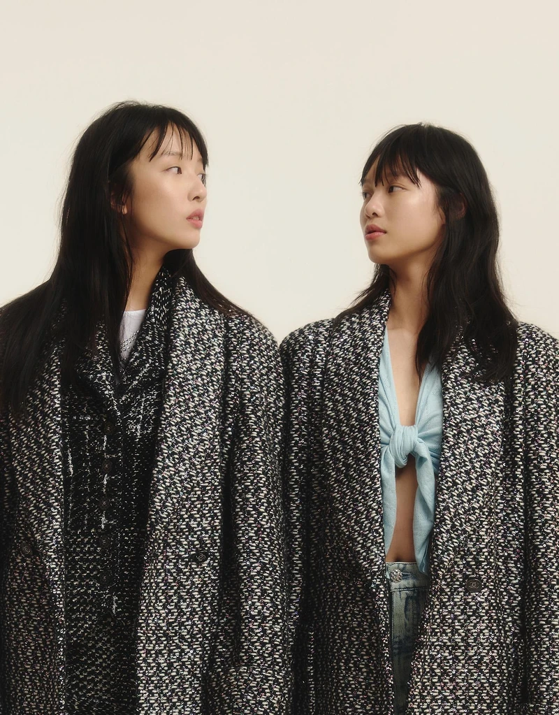 (左)黑米色格紋斜紋軟呢背心與同款開岔裙、內搭白色水晶鑲飾 Jersey 布料上衣、幻彩斜紋軟呢外套，all by CHANEL。(右)淡藍色羊毛繫腰造型毛衣、淡藍色雙 C Logo 印花丹寧布料牛仔褲、幻彩斜紋軟呢外套，all by CHANEL。