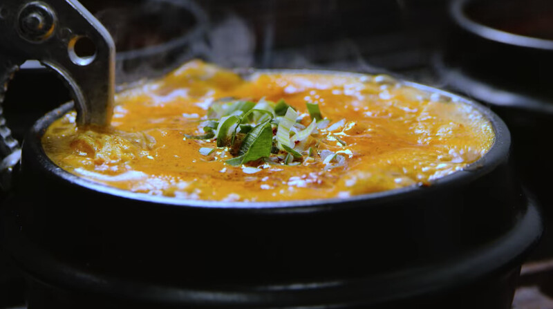 白老師特地推薦搭配烤豬五花肉的餐點（翻攝 Netflix ）。