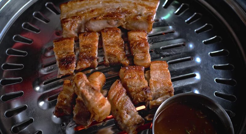 以特寫鏡頭拍攝料理過程（翻攝 Netflix ）。