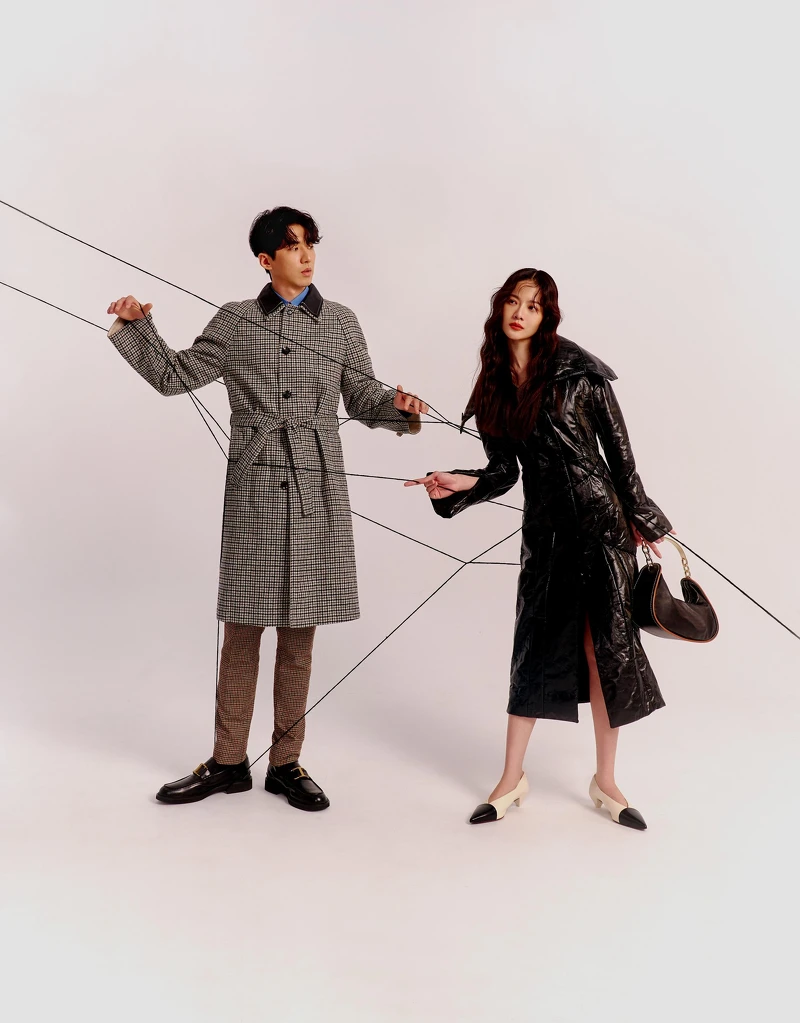 曾之喬:APB黑色皮革肩揹包、黑色皮革洋裝、黑白雙色拼接低跟鞋,,all by Tod’s。傅孟柏:藍色襯衫、千鳥紋大衣、棕色格紋長褲、皮鞋,all by Tod’s。 曾之喬:APB黑色皮革肩揹包、黑色皮革洋裝、黑白雙色拼接低跟鞋,,all by Tod’s。傅孟柏:藍色襯衫、千鳥紋大衣、棕色格紋長褲、皮鞋,all by Tod’s。