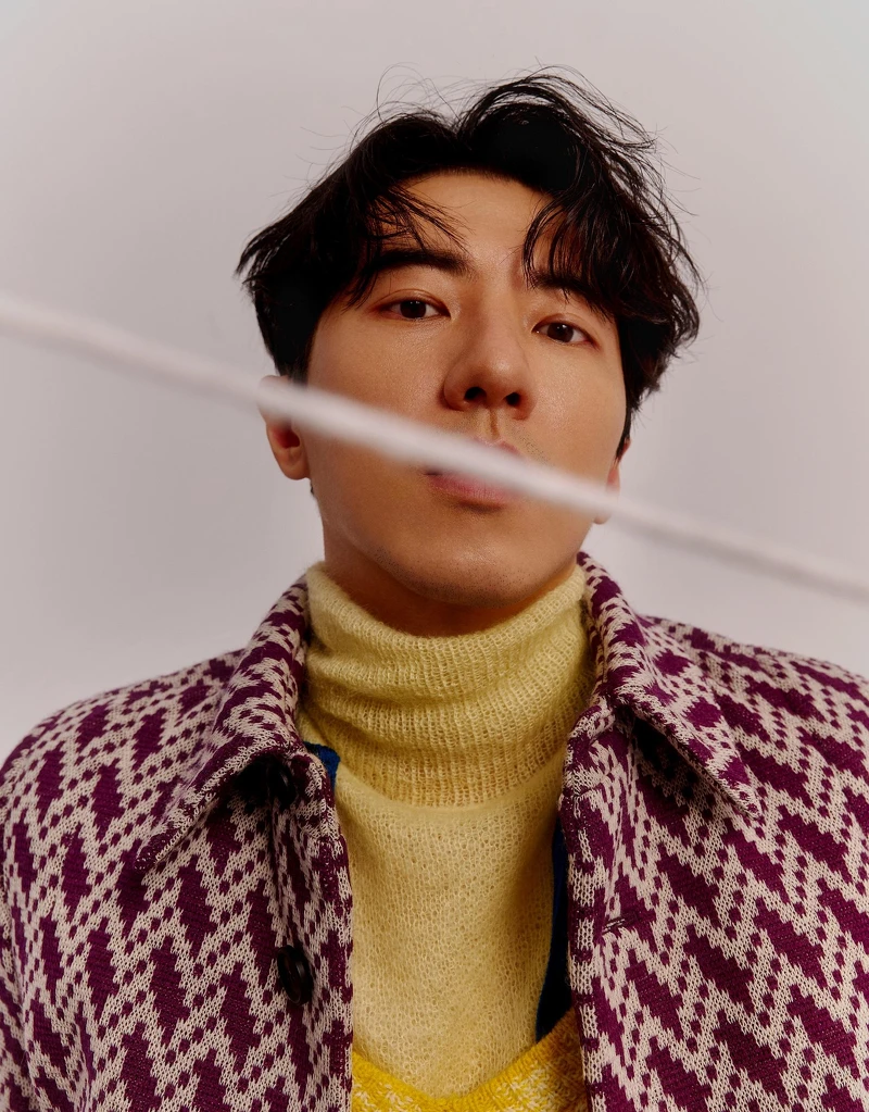 黃色高領針織衫、幾何圖紋連身褲內搭、黃色圖紋V領毛衣、幾何圖紋大衣,all by Prada。 黃色高領針織衫、幾何圖紋連身褲內搭、黃色圖紋V領毛衣、幾何圖紋大衣,all by Prada。