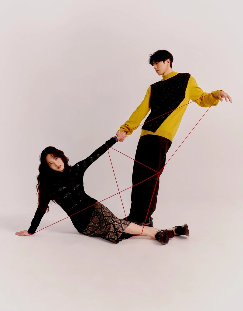 曾之喬:幾何圖紋高領針織衫,Prada;黑色鏤空針織上衣、蛇紋半身裙,Sportmax;黑色皮革粗高跟鞋,Tod’s。傅孟柏:雙色拼接針織衫、長褲、皮鞋,all by Hermes。 曾之喬:幾何圖紋高領針織衫,Prada;黑色鏤空針織上衣、蛇紋半身裙,Sportmax;黑色皮革粗高跟鞋,Tod’s。傅孟柏:雙色拼接針織衫、長褲、皮鞋,all by Hermes。