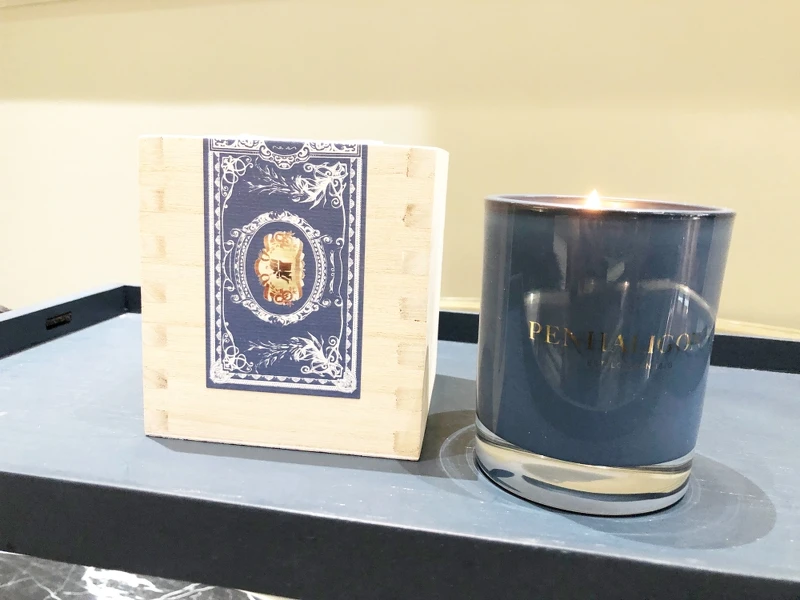 Penhaligon’s潘海利根Trade Routes系列在2021年推出香氛蠟燭,Roanoke Ivy 的莫蘭迪藍色瓶身非常優雅。 Penhaligon’s潘海利根Trade Routes系列在2021年推出香氛蠟燭,Roanoke Ivy 的莫蘭迪藍色瓶身非常優雅。