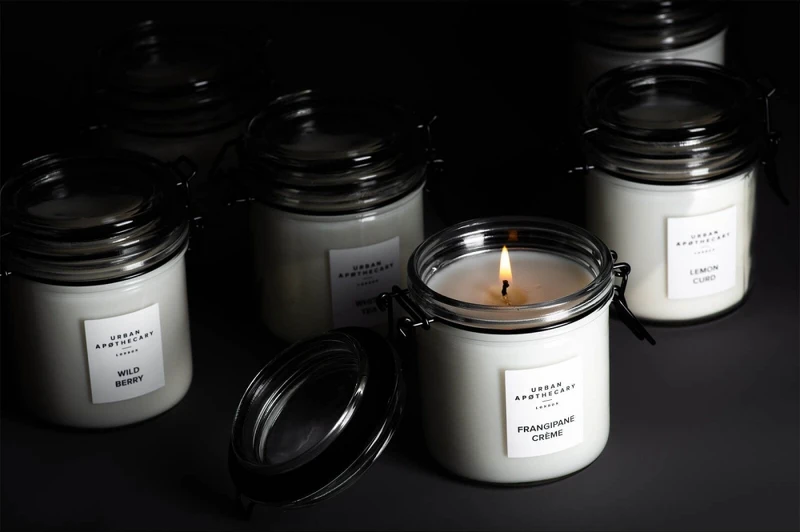 Urban Apothecary 10週年推出原創 Kitchen 系列蠟燭,以最簡潔的密封罐包裝,將精心調製的香氣完整保存於透明玻璃罐中。 Urban Apothecary 10週年推出原創 Kitchen 系列蠟燭,以最簡潔的密封罐包裝,將精心調製的香氣完整保存於透明玻璃罐中。