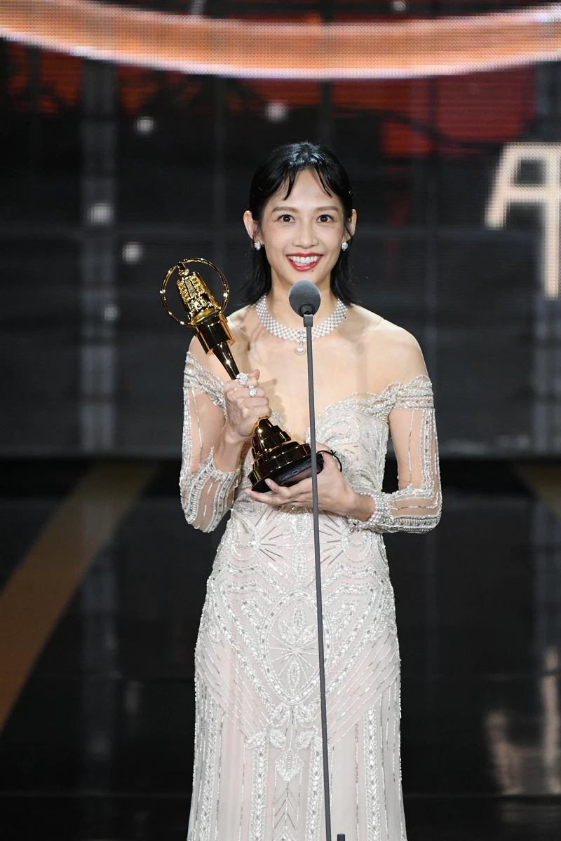 簡嫚書奪得2021金鐘獎女配角獎 簡嫚書奪得2021金鐘獎女配角獎