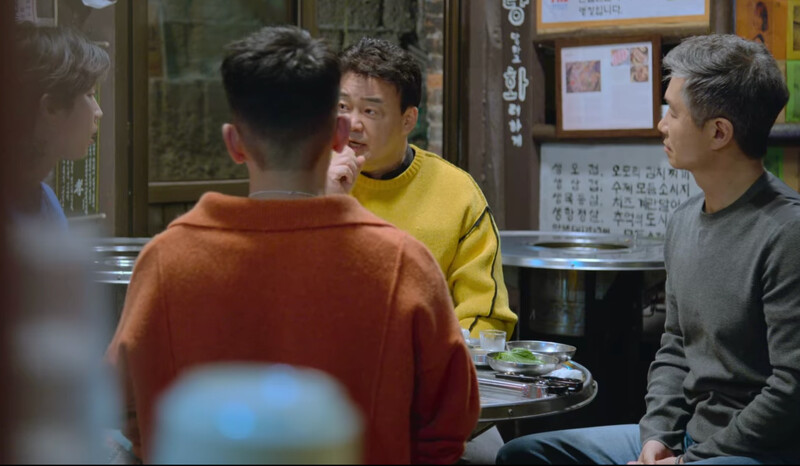 四人以燒酒搭配烤豬五花肉（翻攝 Netflix）。