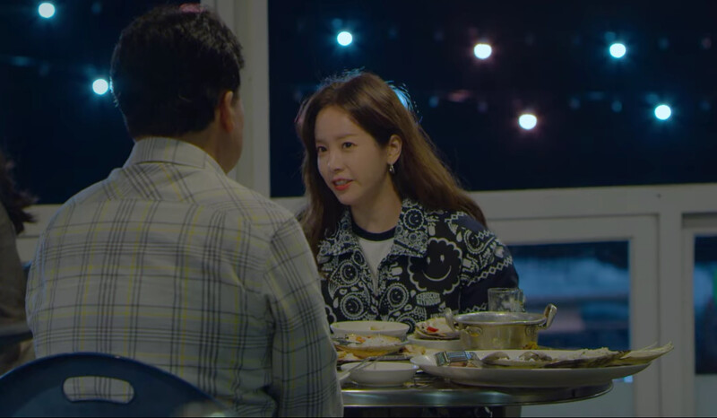 韓志旼與白老師相約釜山大喝在地燒酒品牌（翻攝 Netflix）。