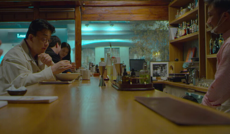 白老師先拜訪「Bar Cham」喝調酒（翻攝 Netflix）。