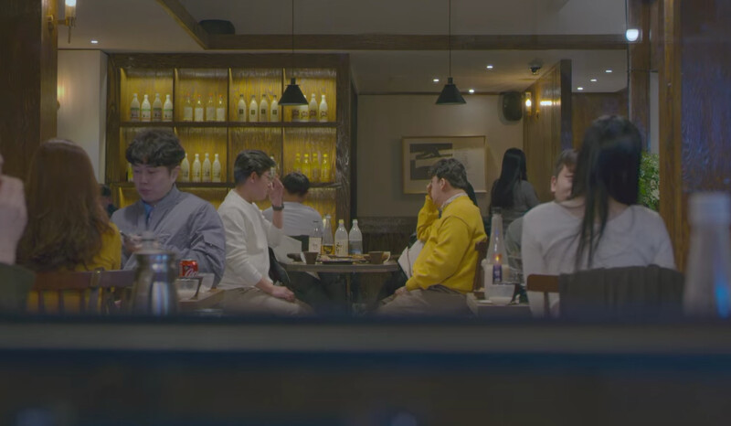 在餐廳裡聊起職業生涯規劃（翻攝 Netflix）。