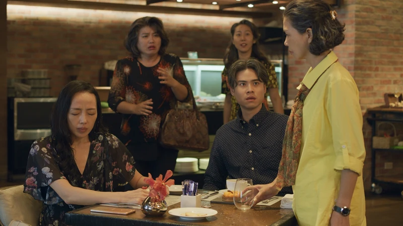 ▲嘉玲媽故意潑朱鶯冷水,是為了朱鶯著想。(圖 / 翻攝自華視、CATCHPLAY提供) ▲嘉玲媽故意潑朱鶯冷水,是為了朱鶯著想。(圖 / 翻攝自華視、CATCHPLAY提供)