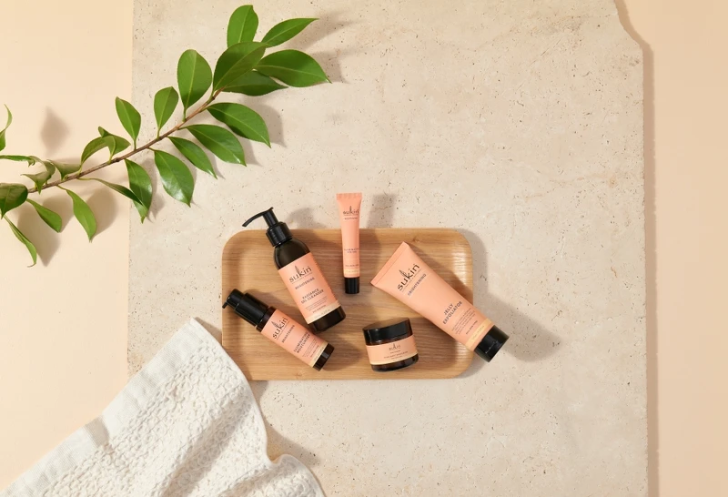 sukin超亮顏系列包含維他命C潔面乳、保濕乳、保濕霜、亮眼凝膠和臉部角質調理瞬亮凝露五款新品，是專為改善暗沉所打造的系列。