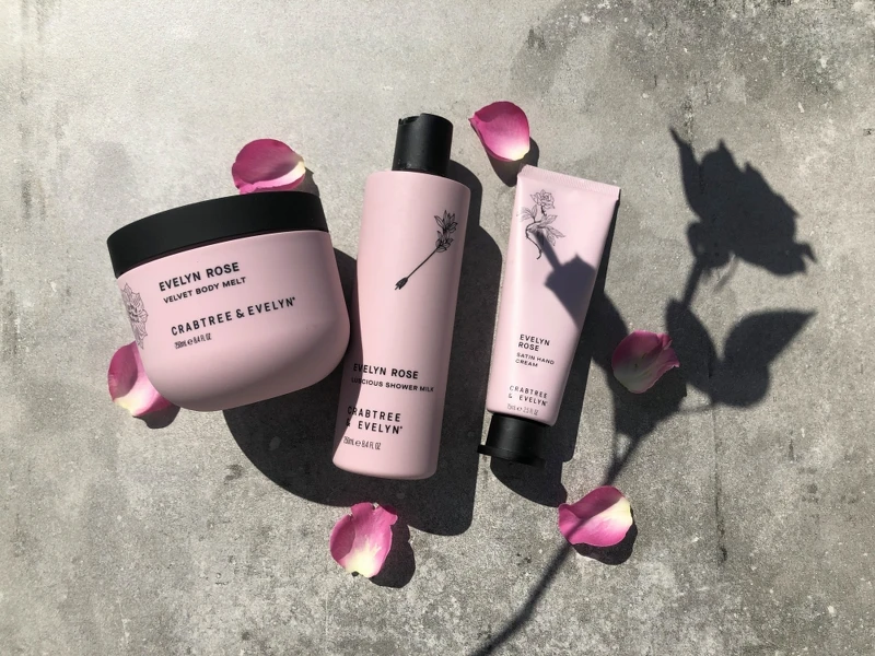 瑰柏翠明星產品伊芙琳玫瑰系列靈感源自於當代女性,以木質花香韻味顛覆經典。 瑰柏翠明星產品伊芙琳玫瑰系列靈感源自於當代女性,以木質花香韻味顛覆經典。