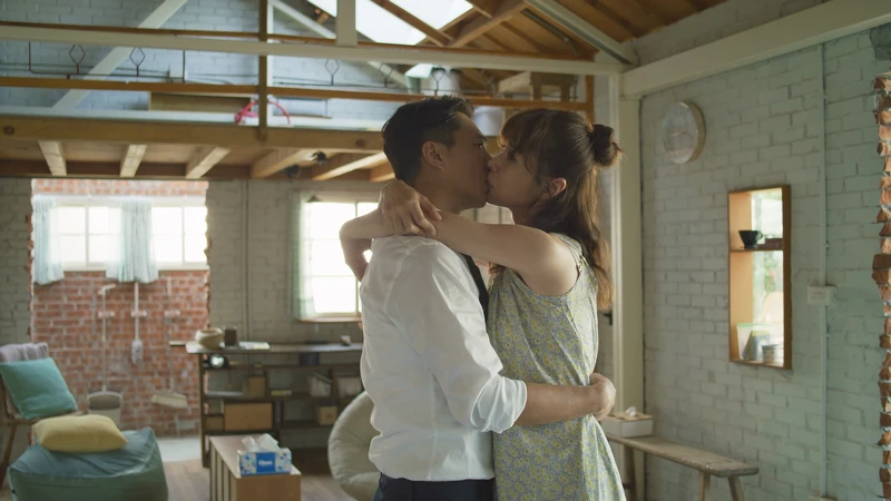 ▲▼陳嘉玲熱情擁吻蔡永森,卻因放屁把偶像劇演成悲劇。(圖 / 華視、CATCHPLAY提供) ▲▼陳嘉玲熱情擁吻蔡永森,卻因放屁把偶像劇演成悲劇。(圖 / 華視、CATCHPLAY提供)