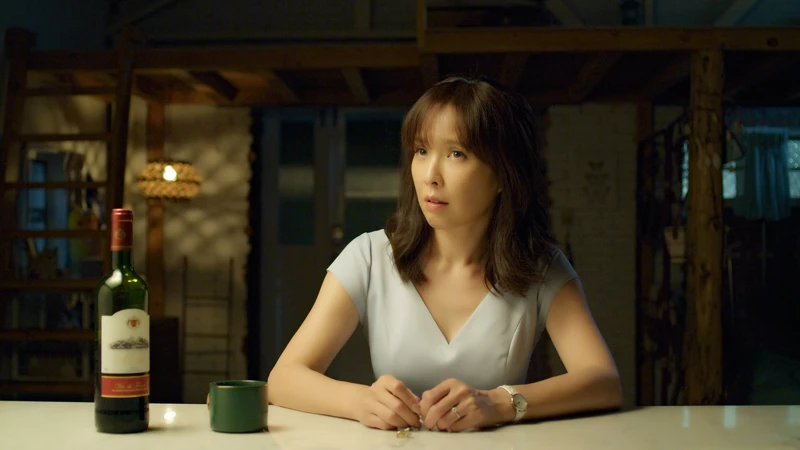 ▲▼洪育萱摸著婚戒,眼神落寞決定離開,陳嘉玲出面攔車。(圖 / 華視、CATCHPLAY提供) ▲▼洪育萱摸著婚戒,眼神落寞決定離開,陳嘉玲出面攔車。(圖 / 華視、CATCHPLAY提供)