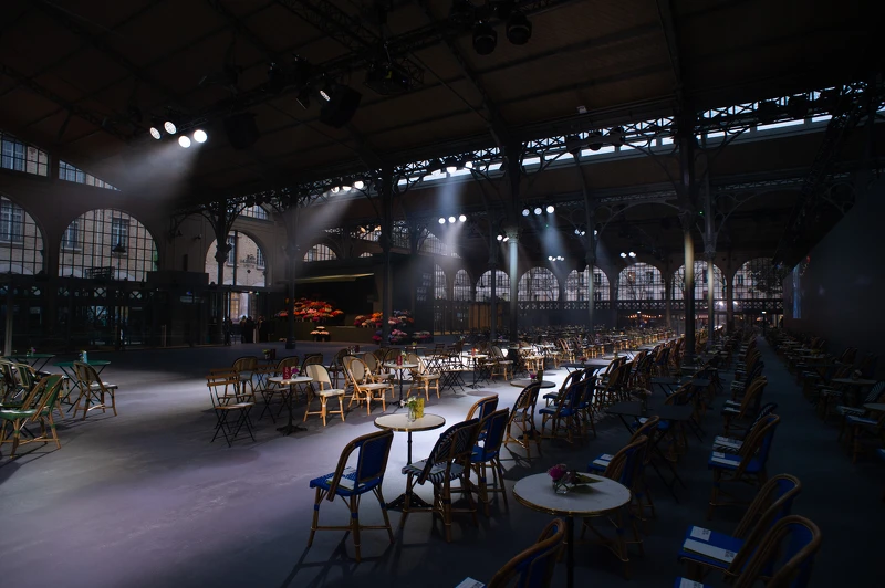 Valentino 2022春夏系列於巴黎聖殿市場上演 Valentino 2022春夏系列於巴黎聖殿市場上演