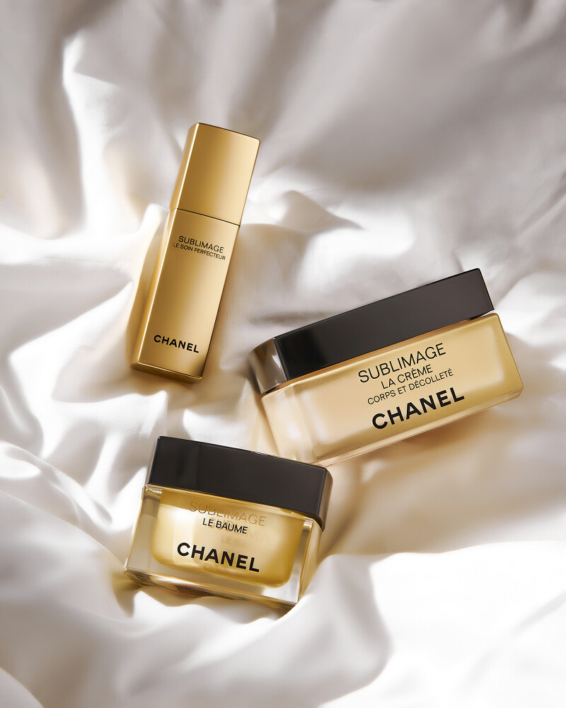 2021秋日香奈兒奢華金燦系列獻上全新感官體驗:「香奈兒奢華精質重生修護霜」、「香奈兒奢華金燦彈力頸胸霜」、「香奈兒奢華金燦晶緻柔膚乳」。 2021秋日香奈兒奢華金燦系列獻上全新感官體驗:「香奈兒奢華精質重生修護霜」、「香奈兒奢華金燦彈力頸胸霜」、「香奈兒奢華金燦晶緻柔膚乳」。