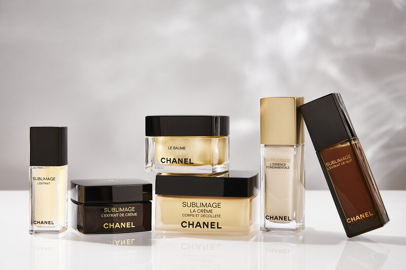 香奈兒奢華金燦系列,每款護膚聖品都將幫妳訂做獨一無二的奢華保養儀式。 香奈兒奢華金燦系列,每款護膚聖品都將幫妳訂做獨一無二的奢華保養儀式。