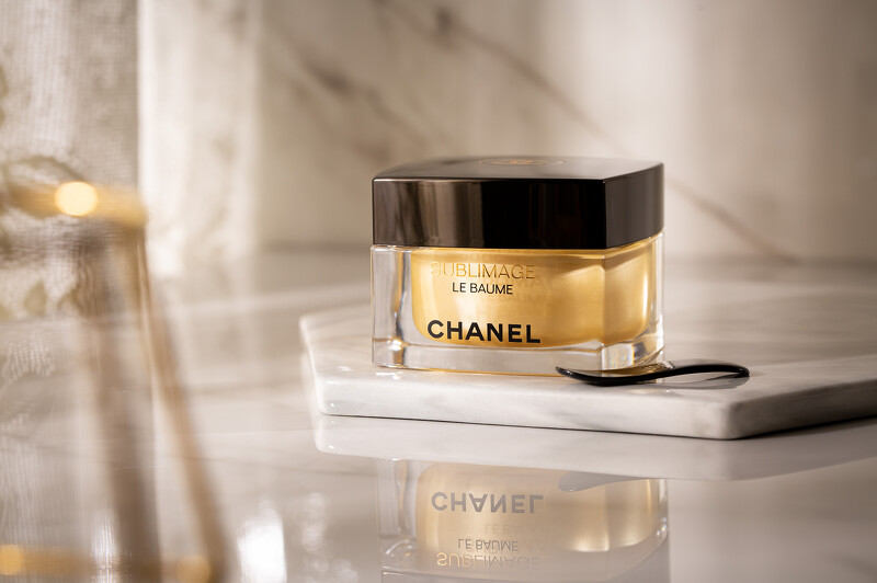 「香奈兒奢華精質重生修護霜」絲滑愉悅的清爽質地,讓人沉浸在療癒的舒適感受中。 「香奈兒奢華精質重生修護霜」絲滑愉悅的清爽質地,讓人沉浸在療癒的舒適感受中。