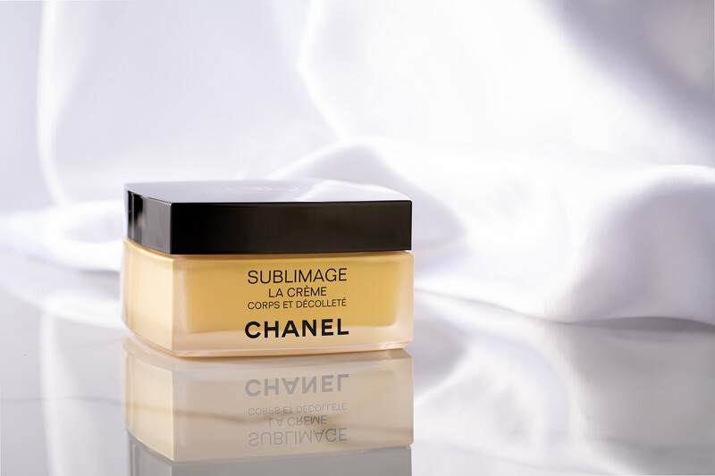 「香奈兒奢華金燦彈力頸胸霜」微粒精華瞬間提亮肌膚,散發精細美肌質感。 「香奈兒奢華金燦彈力頸胸霜」微粒精華瞬間提亮肌膚,散發精細美肌質感。