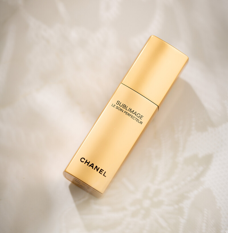 「香奈兒奢華金燦晶緻柔膚乳」是款具滋潤聚光效果的妝前保養乳,均勻膚況,勻淨自然。 「香奈兒奢華金燦晶緻柔膚乳」是款具滋潤聚光效果的妝前保養乳,均勻膚況,勻淨自然。