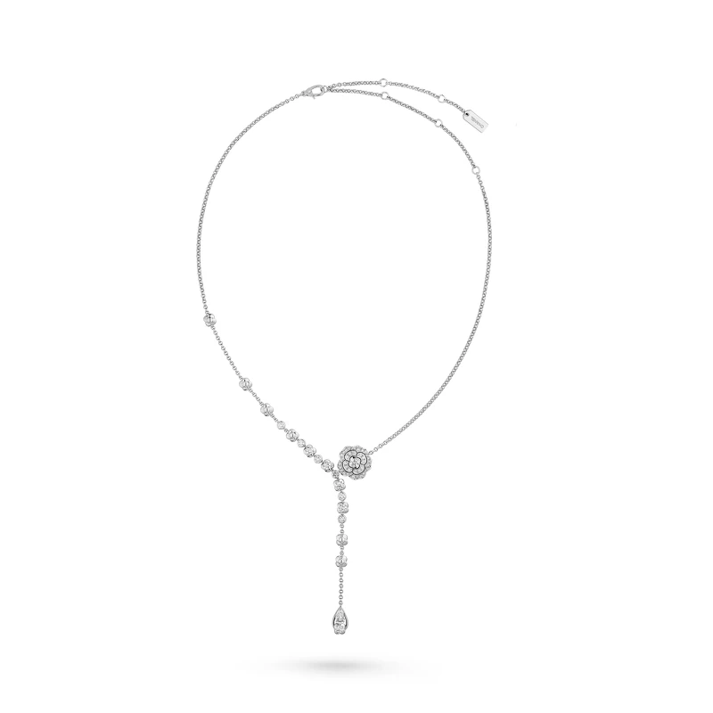 Bouton de Camélia項鍊 18K白金鑲嵌鑽石 建議售價NTD1,134,000元 Bouton de Camélia項鍊 18K白金鑲嵌鑽石 建議售價NTD1,134,000元