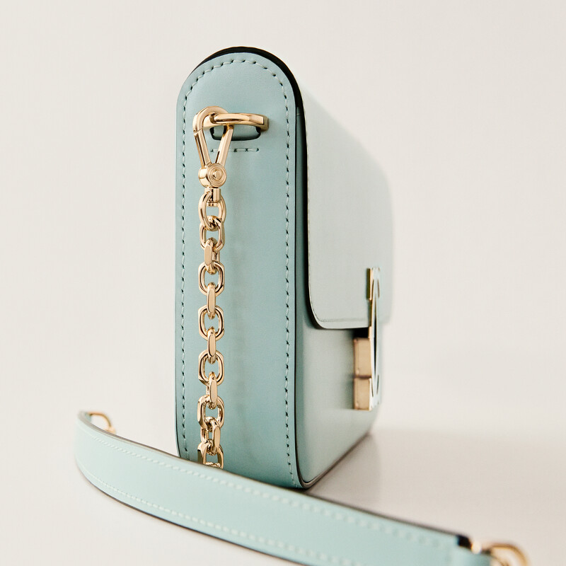 Double C de Cartier迷你款鍊帶包(薄荷綠色小牛皮),參考價格約NT82,000 Double C de Cartier迷你款鍊帶包(薄荷綠色小牛皮),參考價格約NT82,000