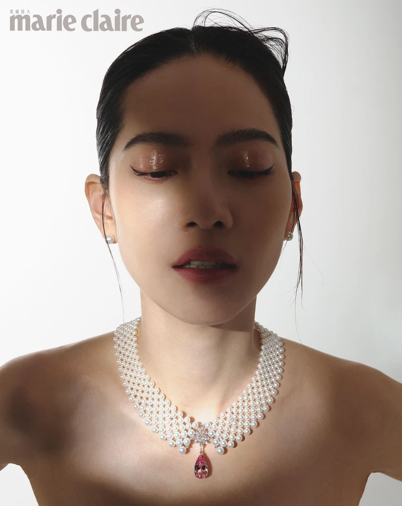 18K白金鑲嵌鑽石、日本 Akoya 珍珠及一顆重約8.00克拉摩根石的頂級珠寶系列摩根石珍珠領型項鍊、18K白金與日本 Akoya 珍珠耳環，both by Mikimoto。