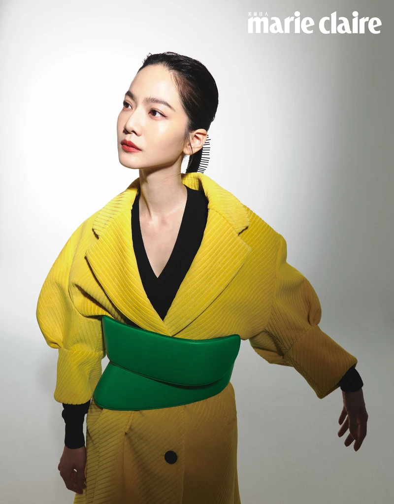 鮮黃色立體廓型外套，Prada；黑色針織衫、綠色螺旋繞身皮帶，both ny Bottega Veneta。